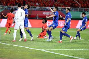 王大雷长传策动，新加坡球员对张玉宁犯规后与武磊起冲突